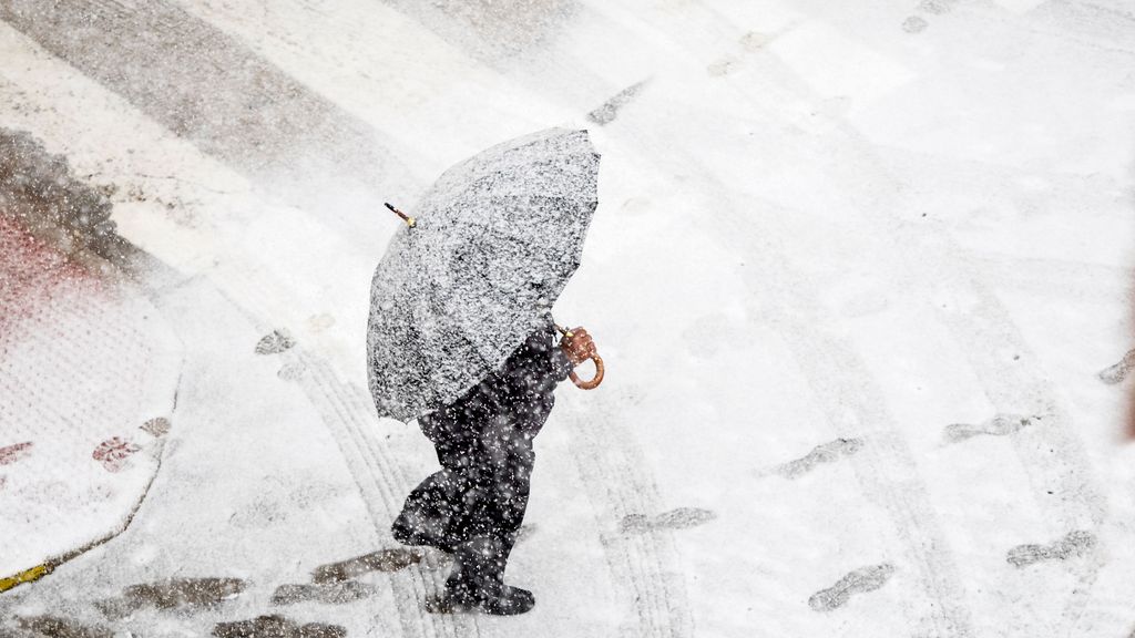 Hombre caminando por la nieve