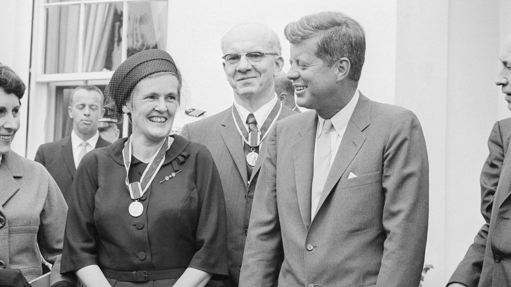 Kennedy con Kelsey en la entrega de la medalla