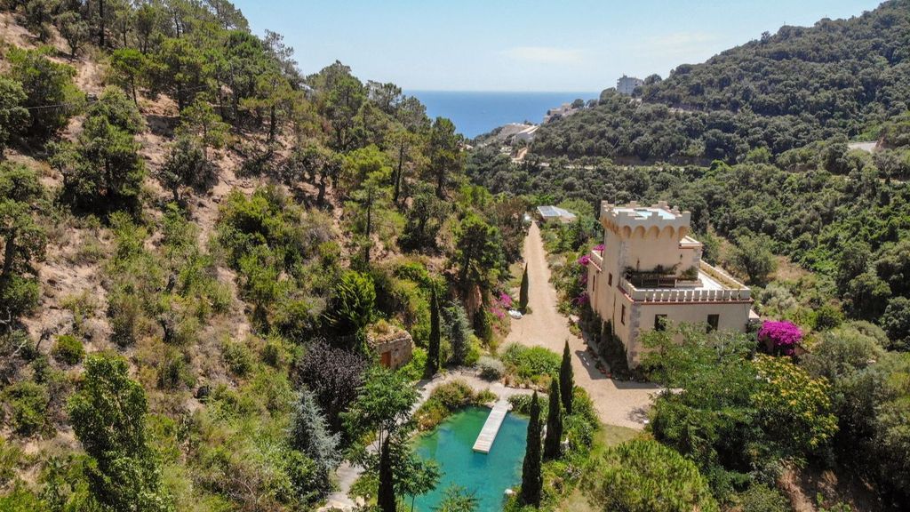 La finca está rodeada por un jardín de 146 hectáreas