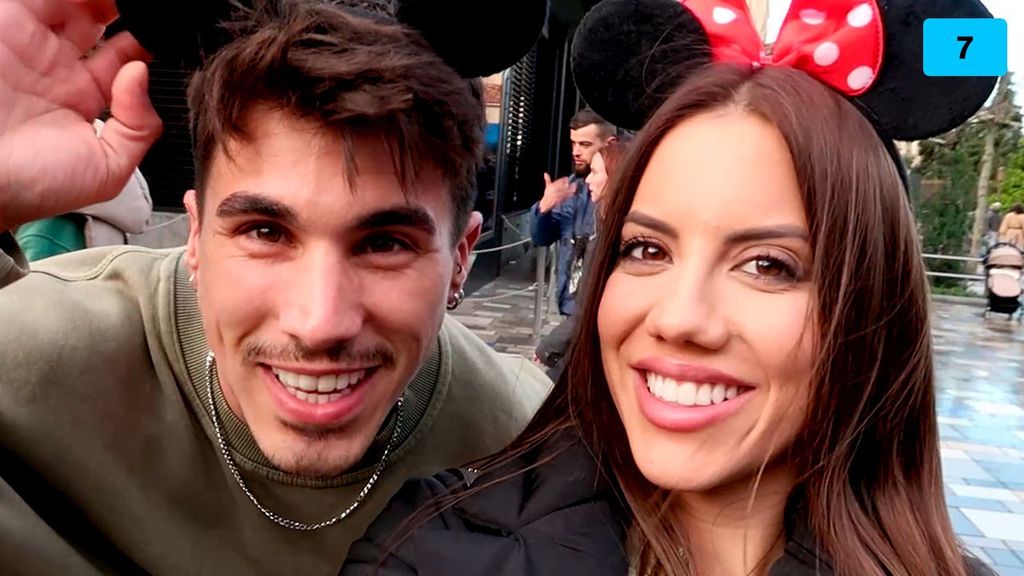 Laura Casabela y Cristian Llorca viajan a Disneyland París con sus hijos y dan una increíble sorpresa (1/2)