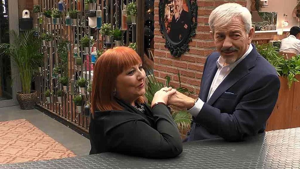 Loli junto a Carlos Sobera en 'First Dates'