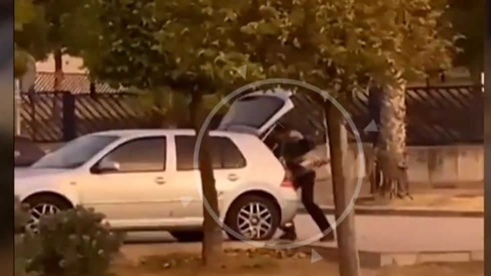 Las duras imágenes de un hombre metiendo a la fuerza a su hermana en el maletero de un coche