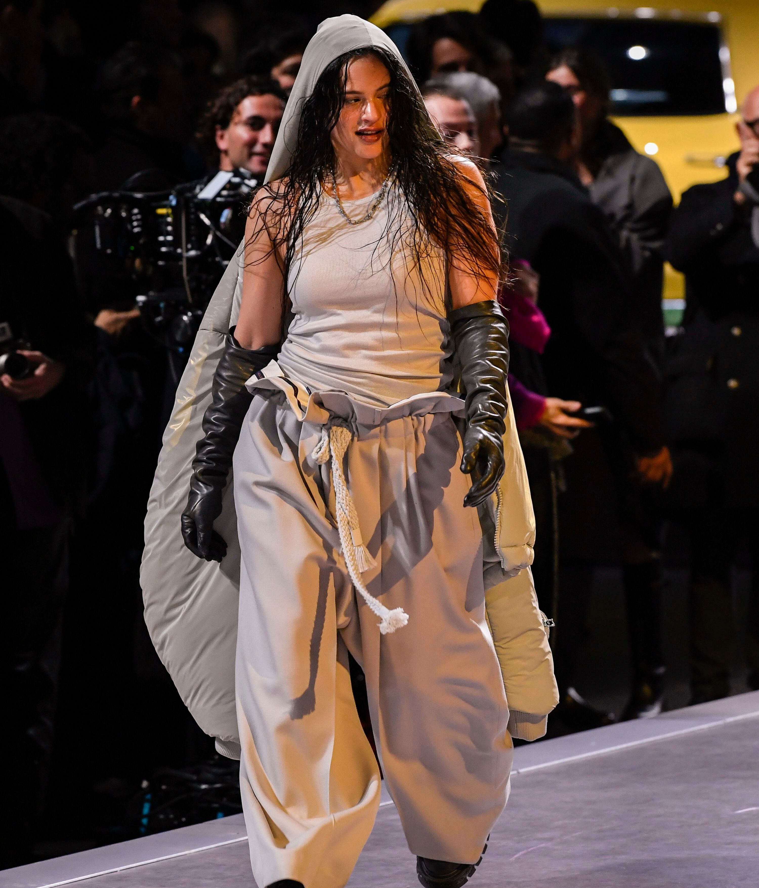 Rosalía arrasa con su extravagante actuación en el desfile de Louis Vuitton  de París
