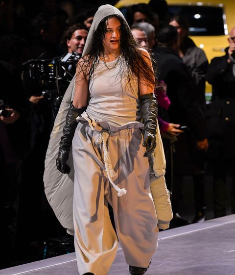 La actuacion de Rosalía en el desfile de Louis Vuitton en París