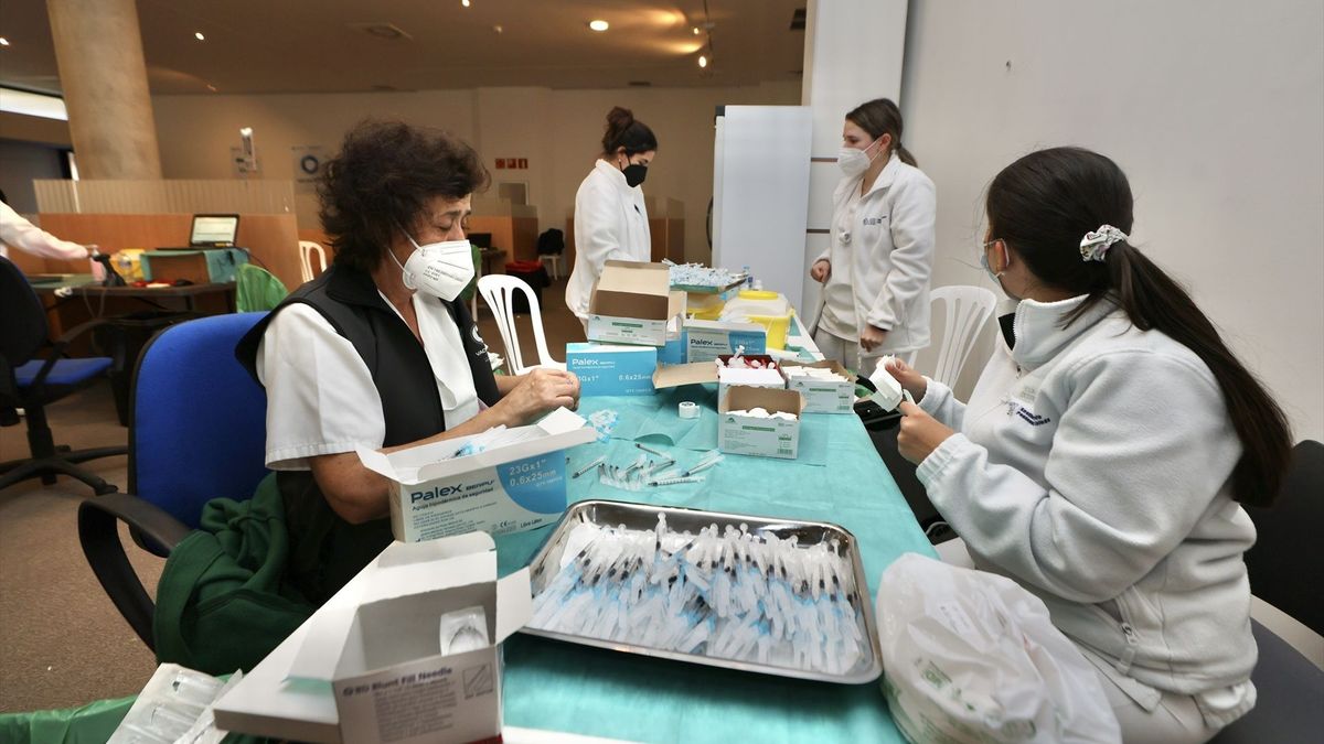 Sanitarias preparando viales de vacunas Sanitarias preparando viales de vacunas