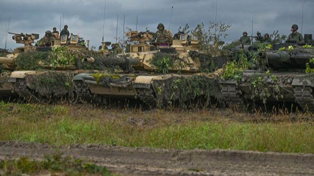 Tanques Leopard alemanes y Abram estadounidenses haciendo maniobras conjuntas