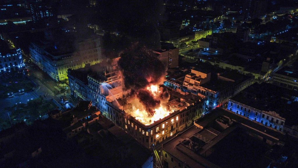 Un incendio arrasa un edificio histórico en el centro de Lima en medio de las protestas