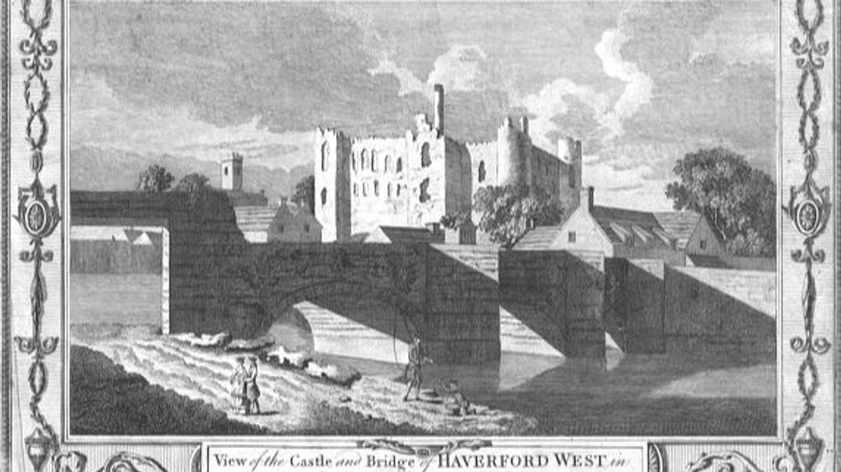 Vista del castillo y el puente de Haverford West en Pembrokeshire