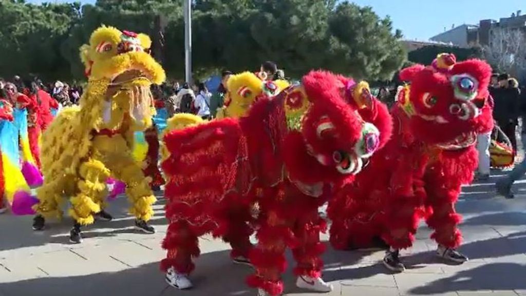 Barcelona da la bienvenida al Año Nuevo Chino con un desfile de dragones