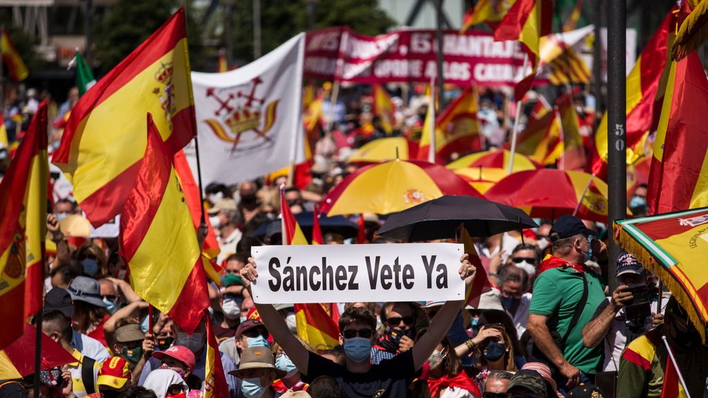 EuropaPress 3777314 hombre cartel lee sanchez vete ya concentracion contra indultos presos