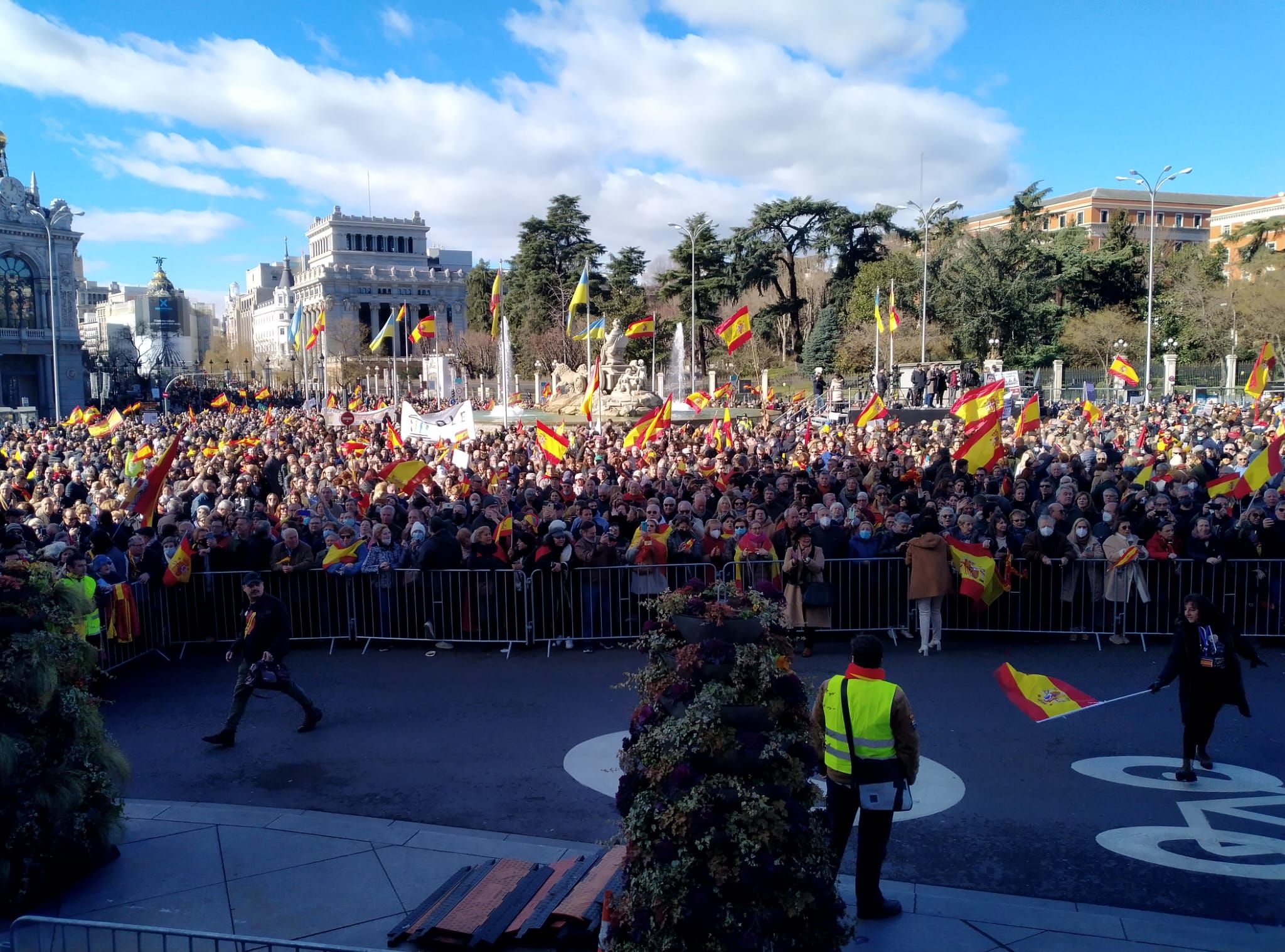 Miles de personas llenan Cibeles contra la política de Pedro Sánchez