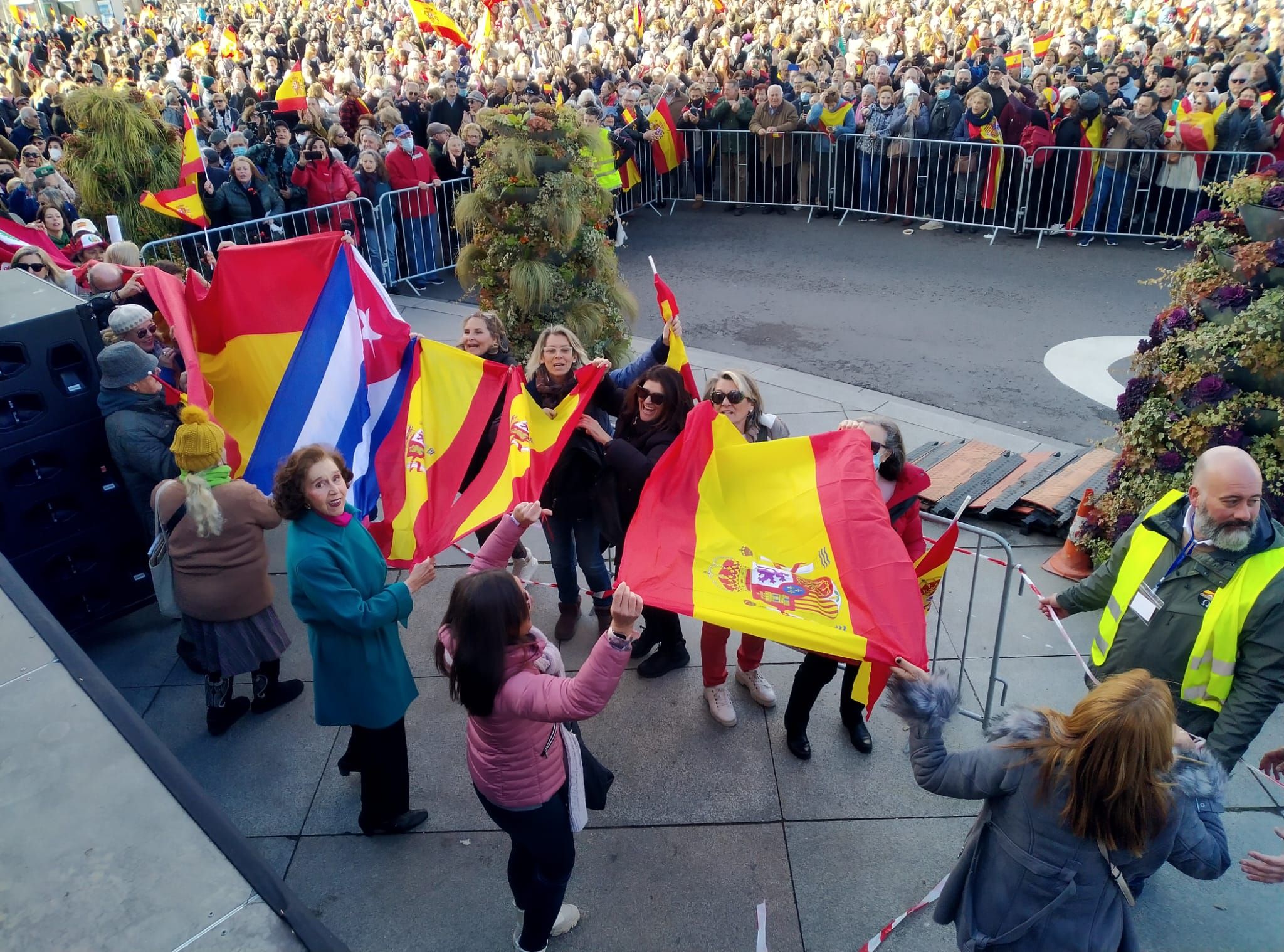 Miles de personas llenan Cibeles contra la política de Pedro Sánchez