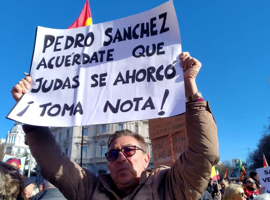 Miles de personas llenan Cibeles contra la política de Pedro Sánchez