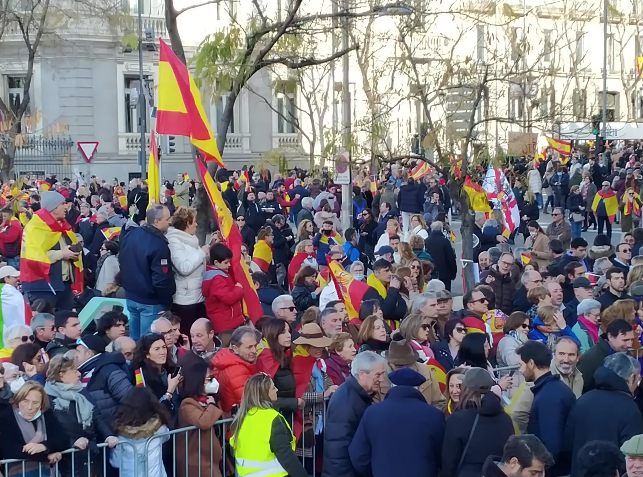Miles de personas llenan Cibeles contra la política de Pedro Sánchez