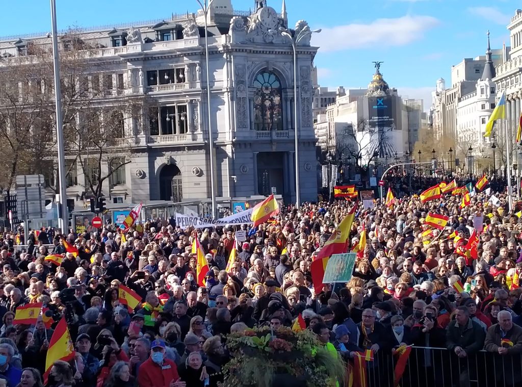 Miles de personas llenan Cibeles contra la política de Pedro Sánchez
