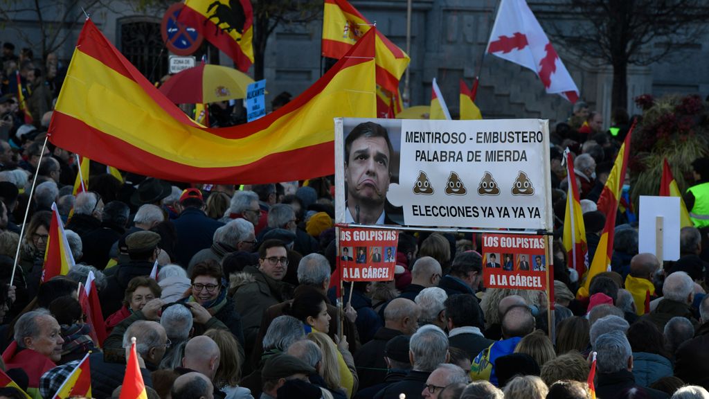 Miles de personas se manifiestan Madrid contra el Gobierno de Pedro Sánchez y "en defensa" de la Constitución