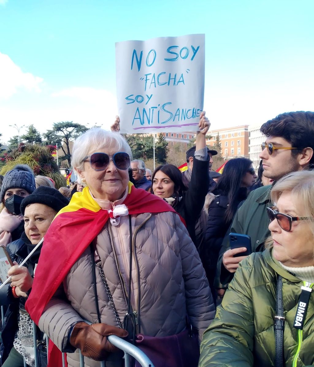 Miles de personas llenan la plaza de Cibeles contra la política de Pedro Sánchez