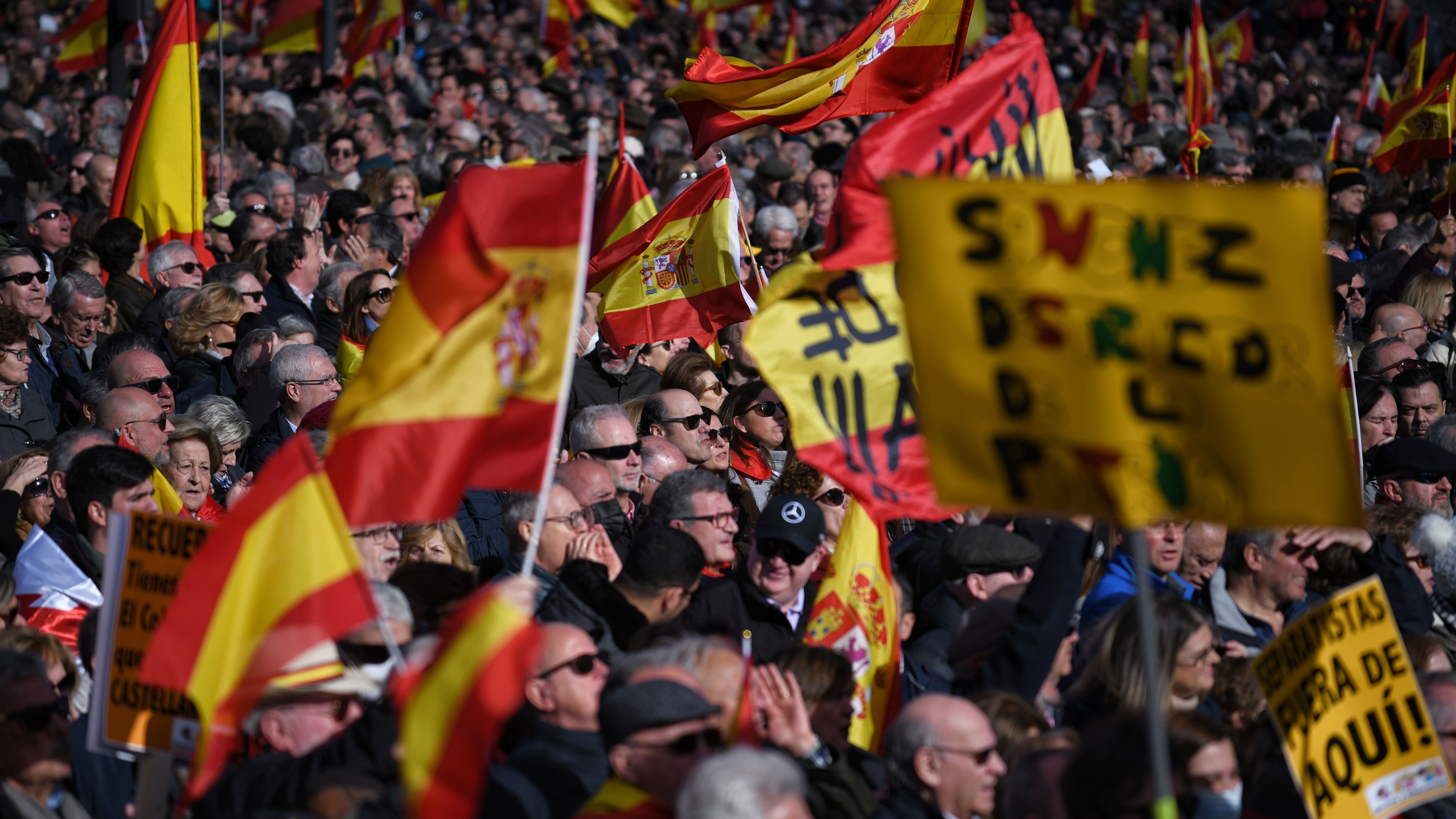 Miles de personas llenan la plaza de Cibeles contra la política de Pedro Sánchez
