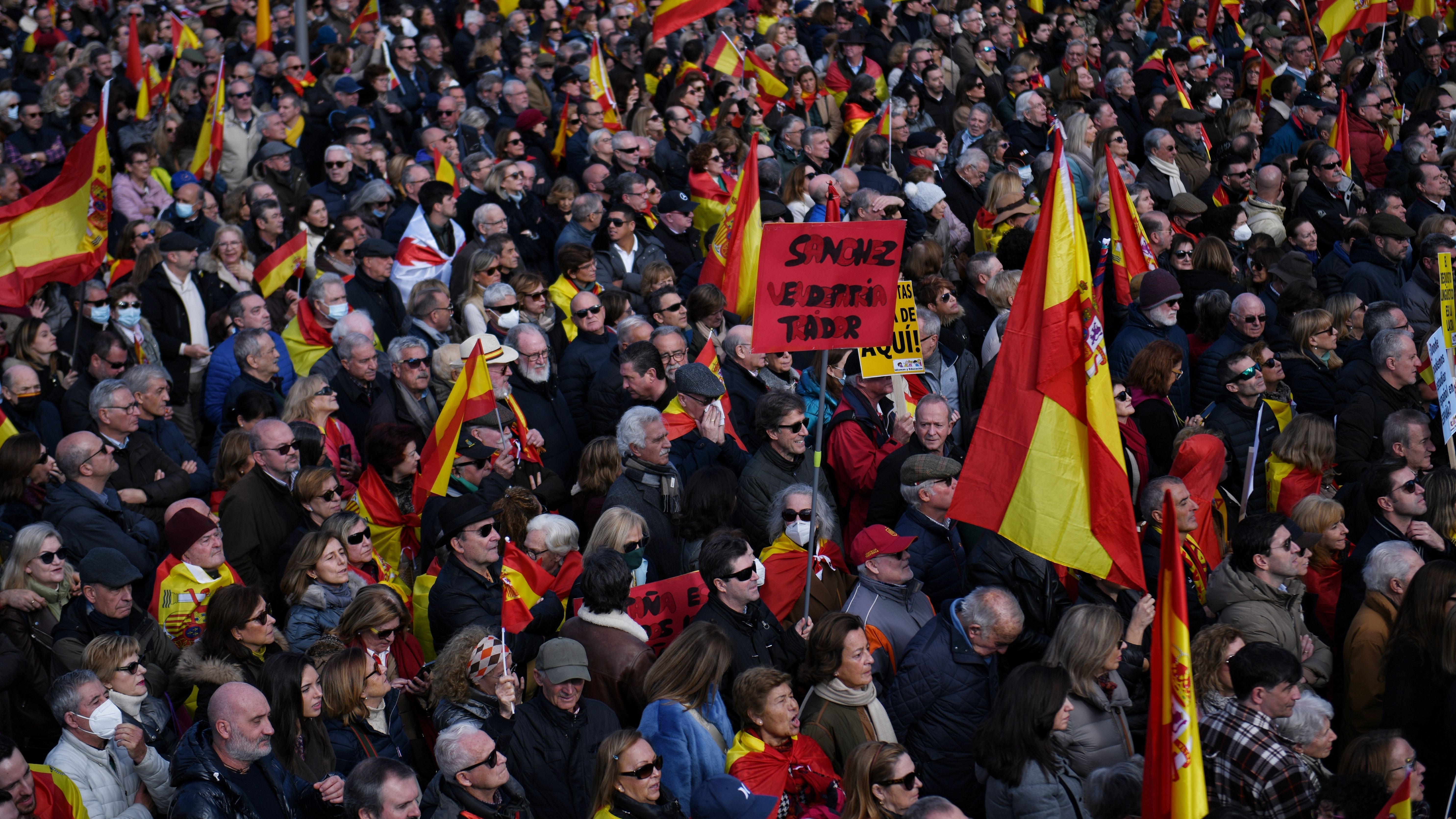 Miles de personas llenan la plaza de Cibeles contra la política de Pedro Sánchez