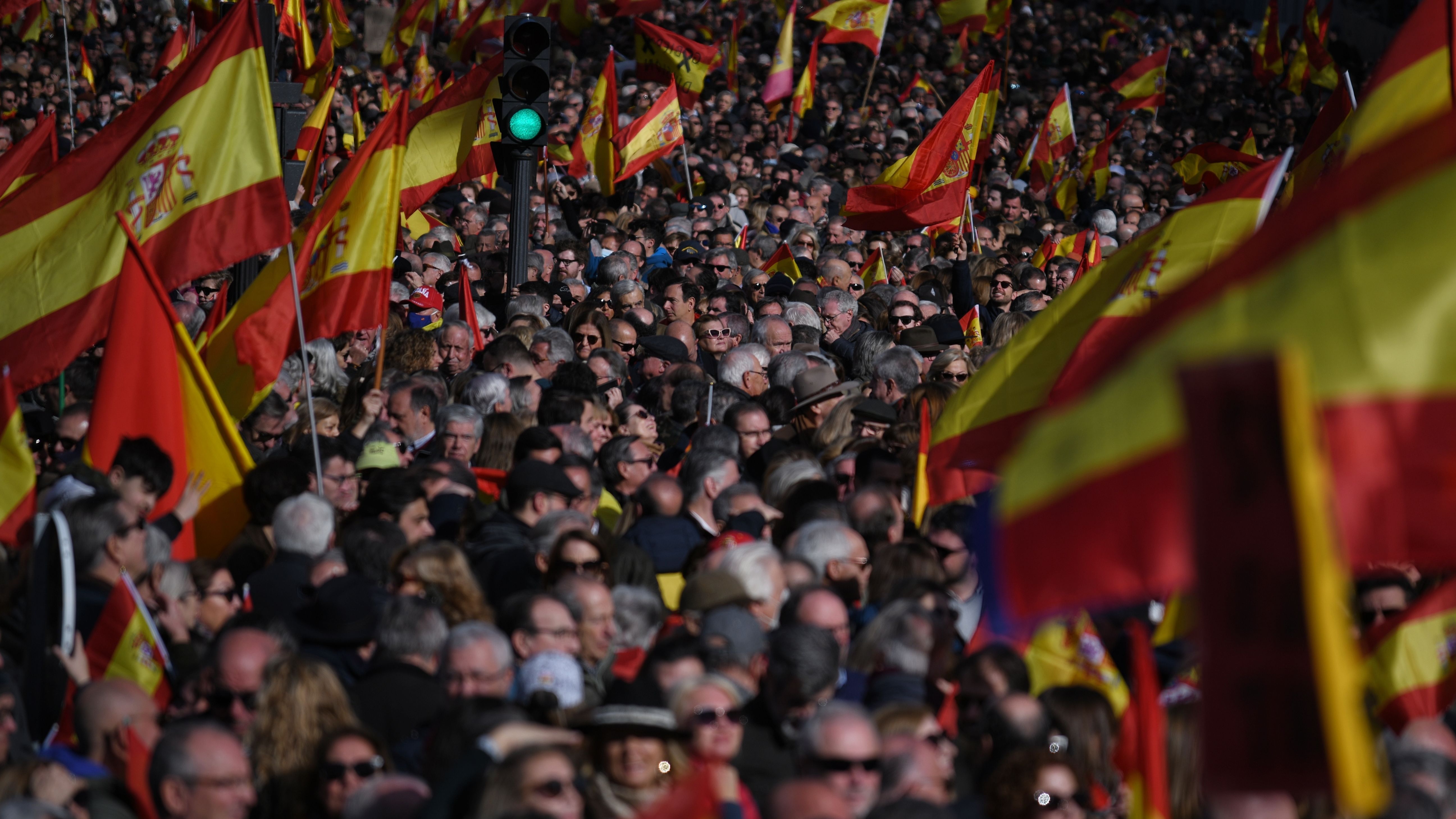 Miles de personas llenan la plaza de Cibeles contra la política de Pedro Sánchez