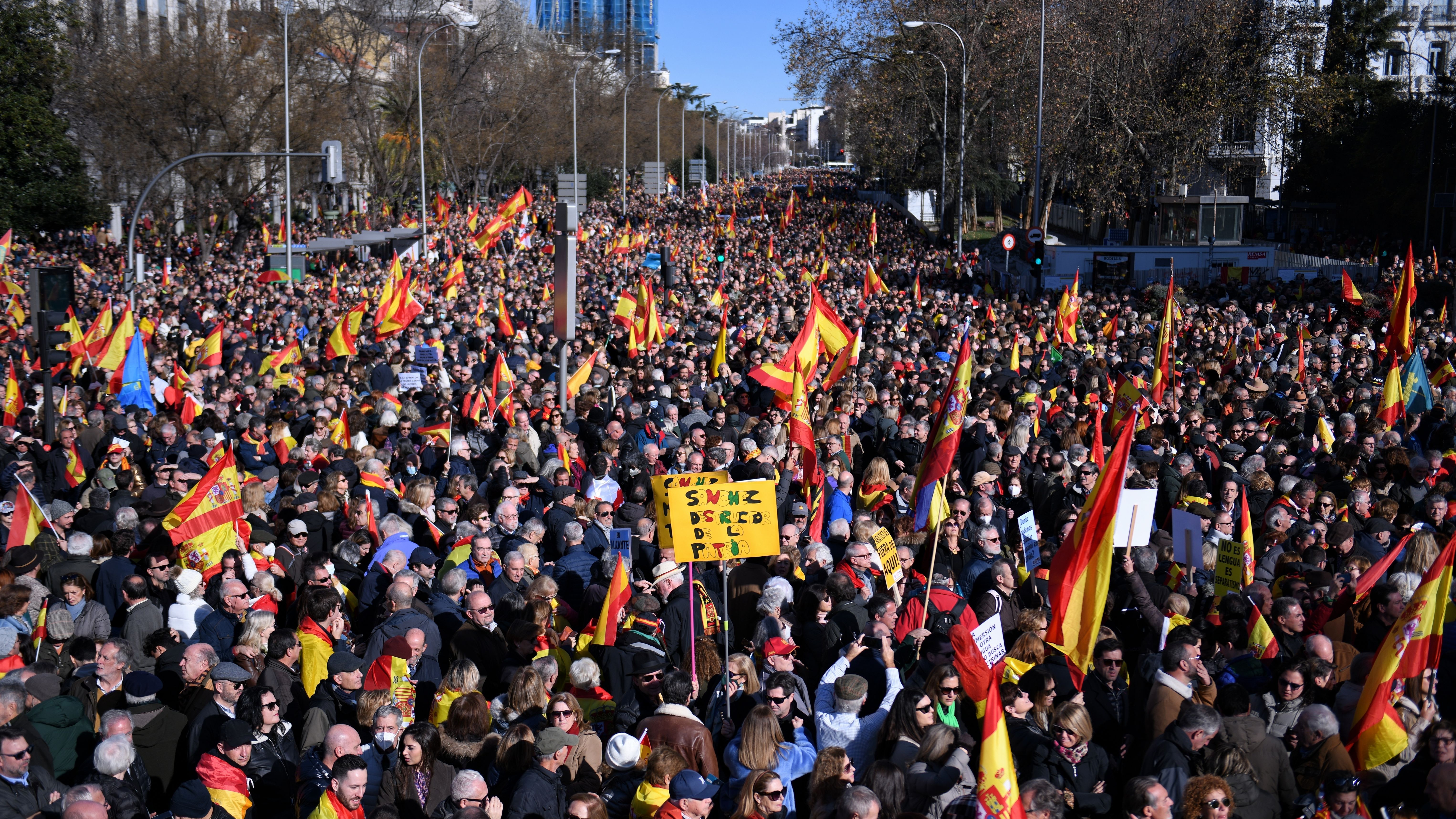 Miles de personas llenan la plaza de Cibeles contra la política de Pedro Sánchez
