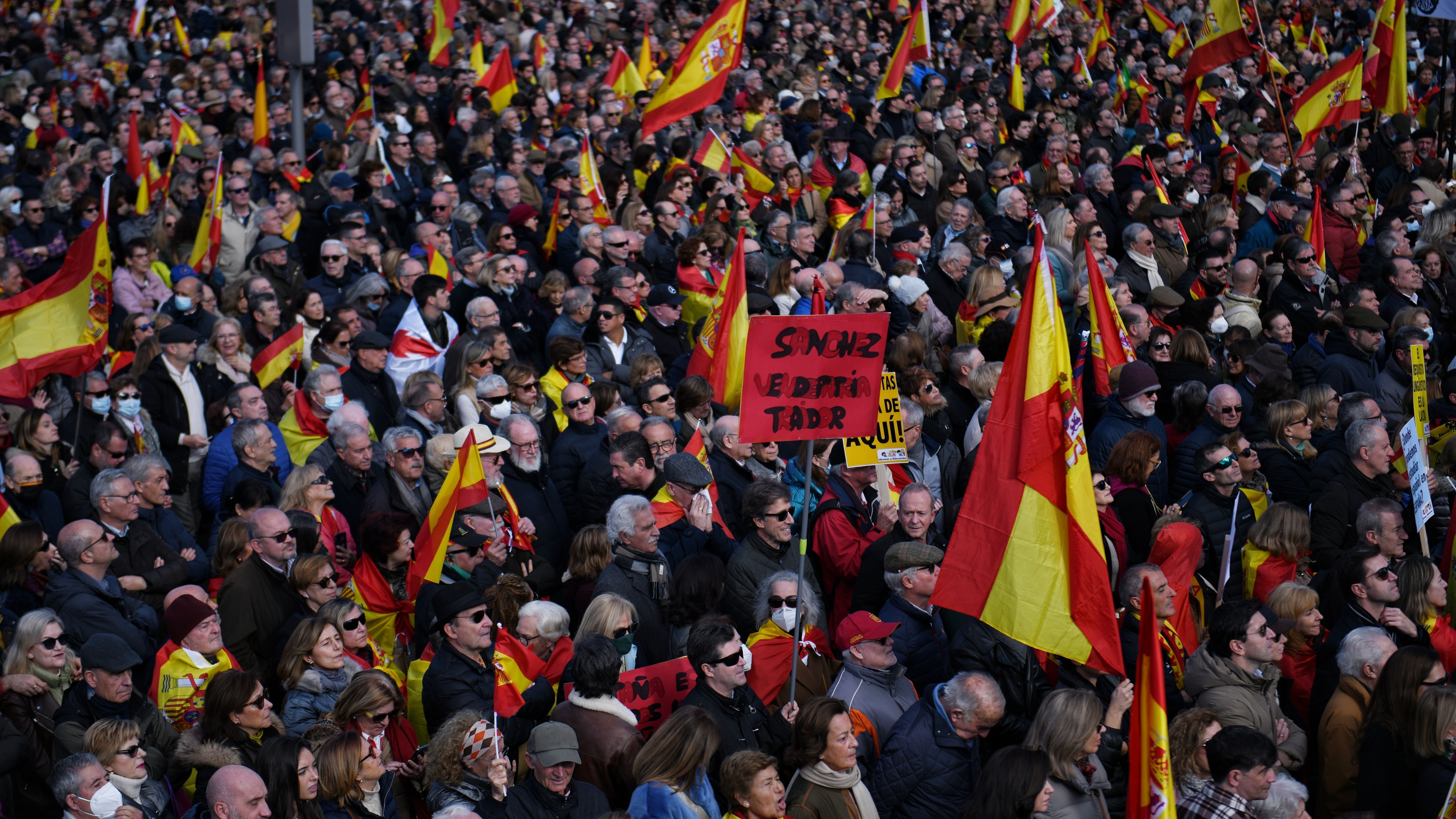 Miles de personas llenan la plaza de Cibeles contra la política de Pedro Sánchez