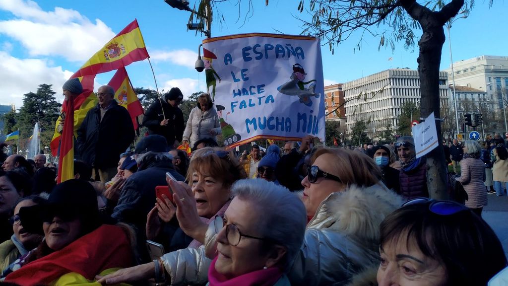 Miles de personas llenan la plaza de Cibeles contra la política de Pedro Sánchez