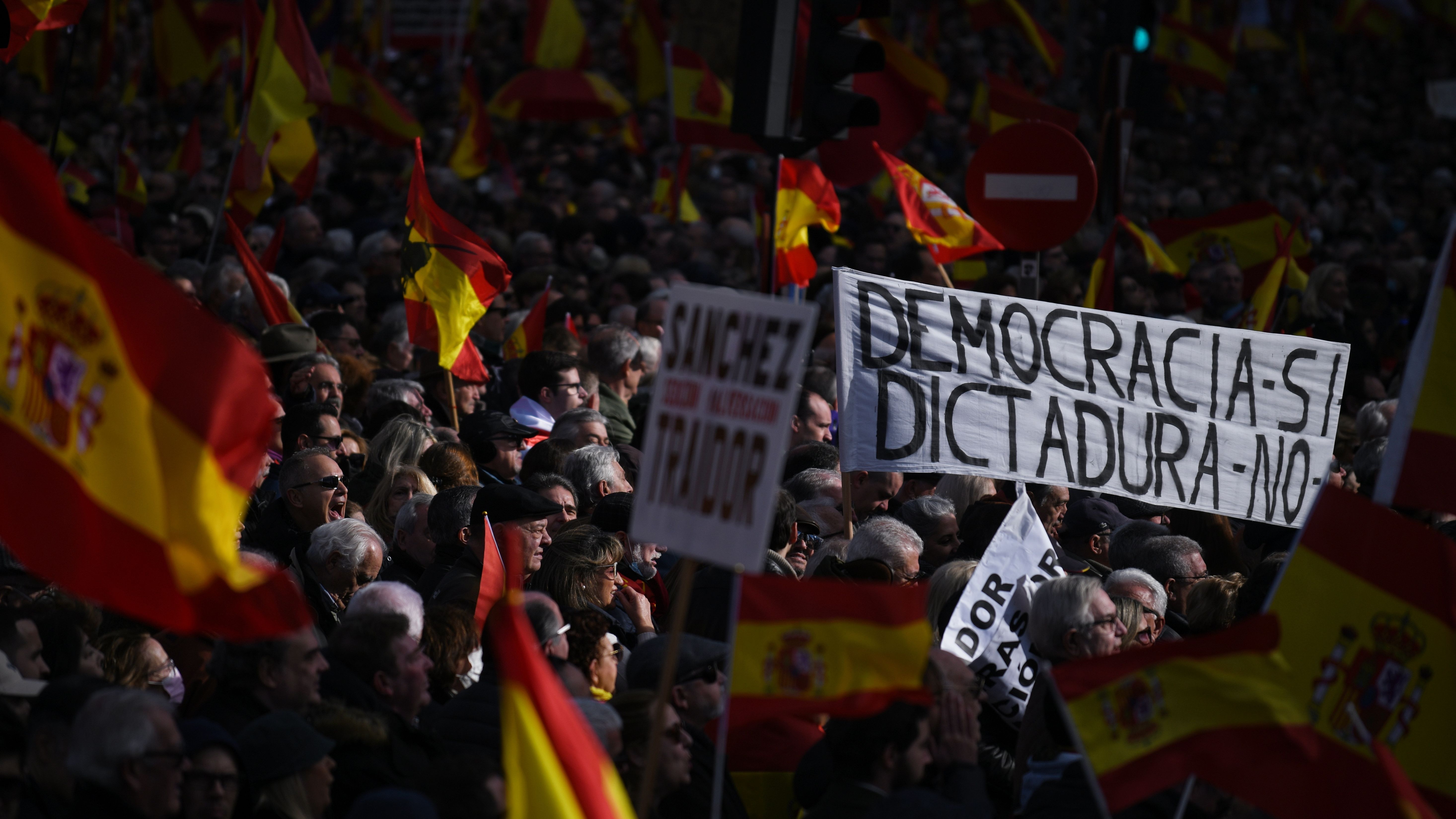 Miles de personas llenan la plaza de Cibeles contra la política de Pedro Sánchez