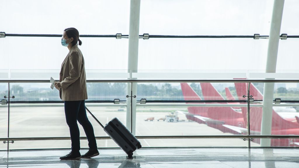 Una mujer china en un aeropuerto