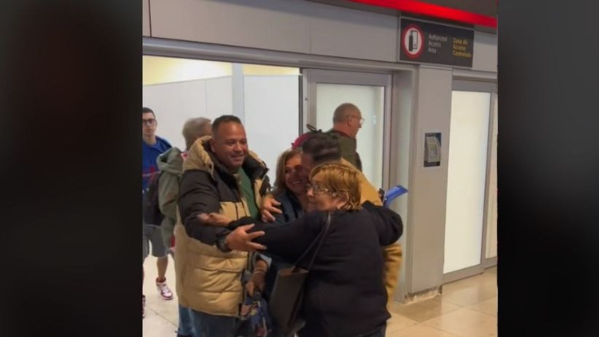 Una mujer se confunde y acaba abrazando a un desconocido en el aeropuerto: el vídeo viral