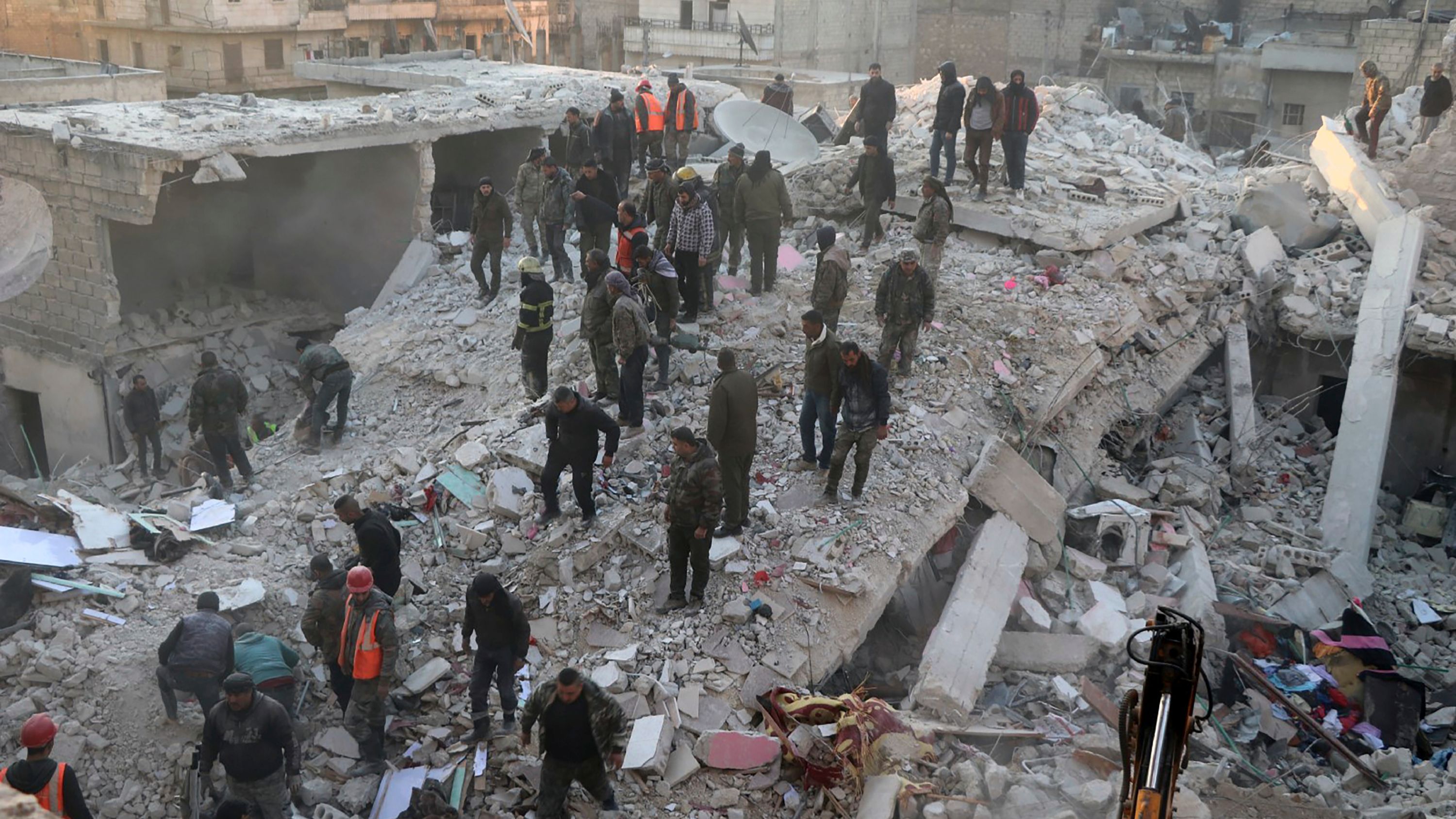 Al menos 15 muertos al derrumbarse un edificio en Alepo (Siria)