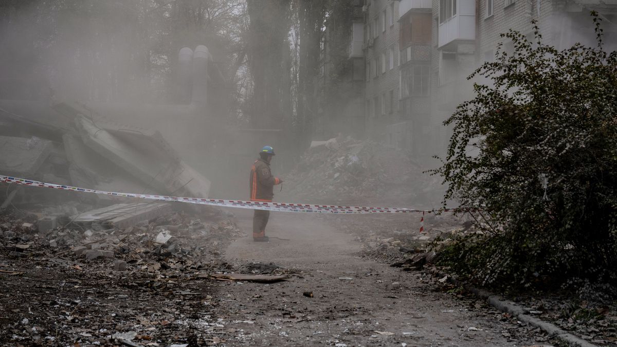 EuropaPress 4806190 11 november 2022 ukraine mykolaiv rescue officer stands in front of damaged (1)