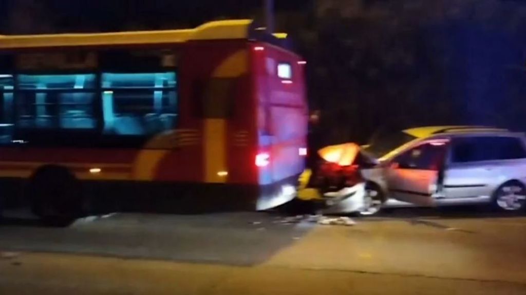 Trece heridos leves al colisionar un vehículo contra un autobús urbano en Sevilla