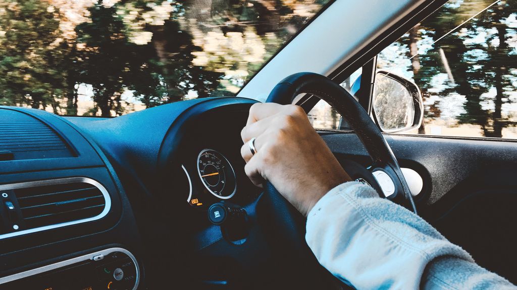 ¿Cuál es la multa por conducir con el carnet del coche caducado?