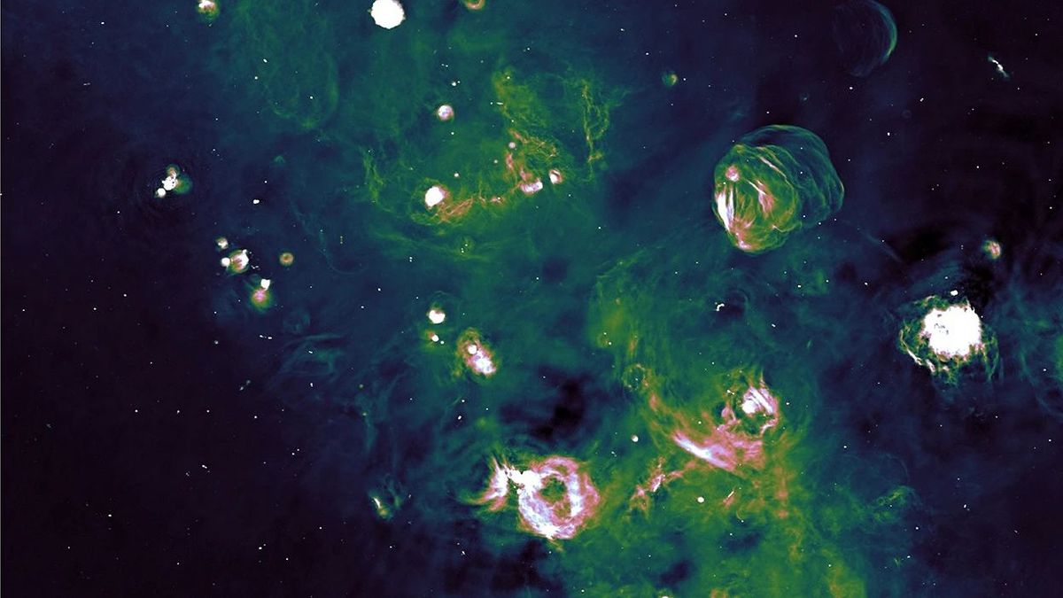 Descubren docenas de estrellas moribundas en esta imagen de la Vía Láctea