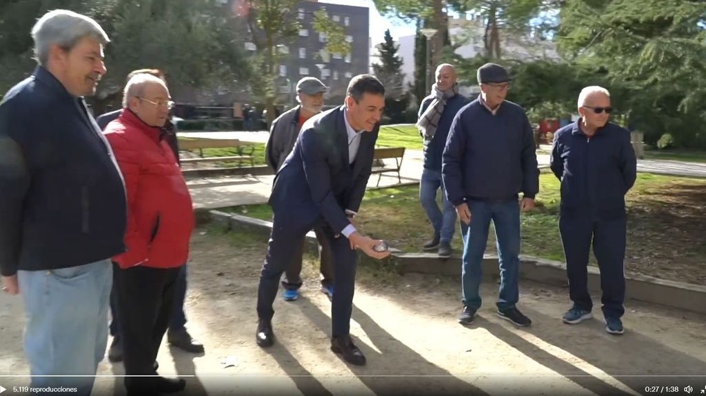 El presidente del Gobierno juega a la petanca con grupo de penisionistas