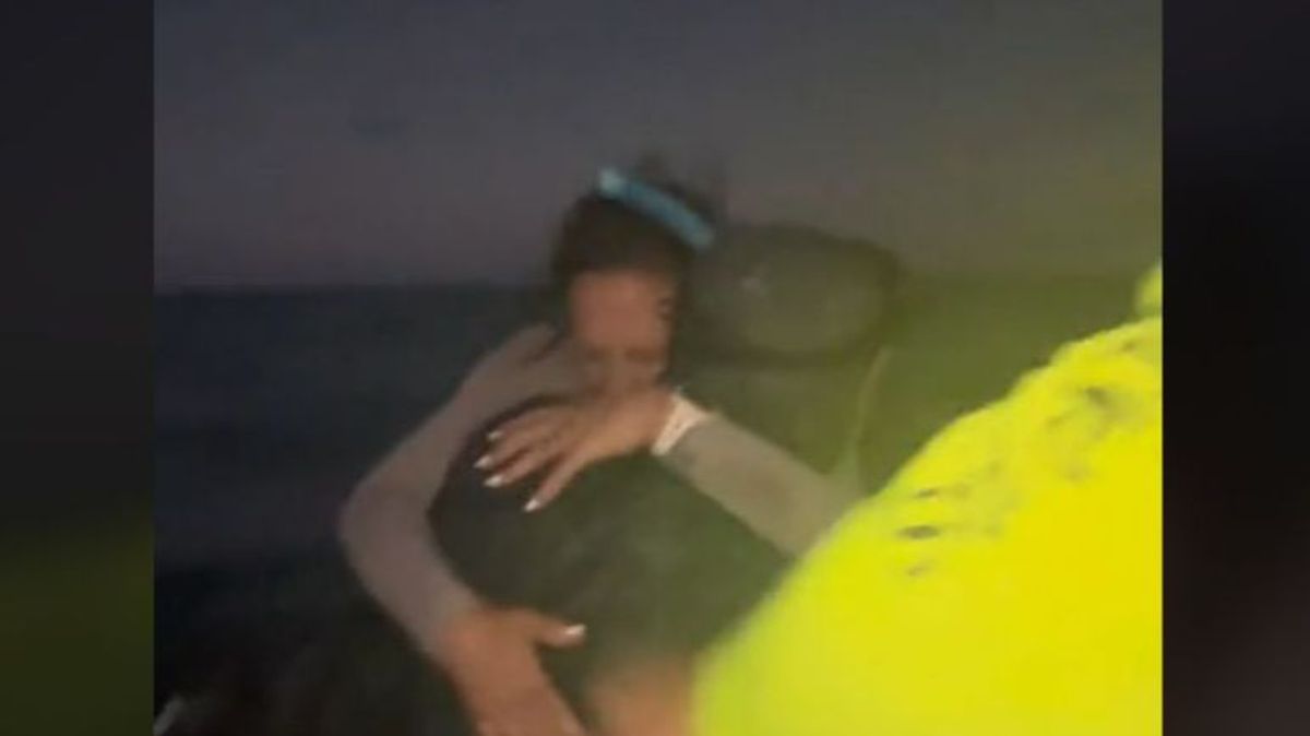 Gritos y lágrimas de emoción al encontrar y rescatar a un familiar tras dos horas perdido en el mar
