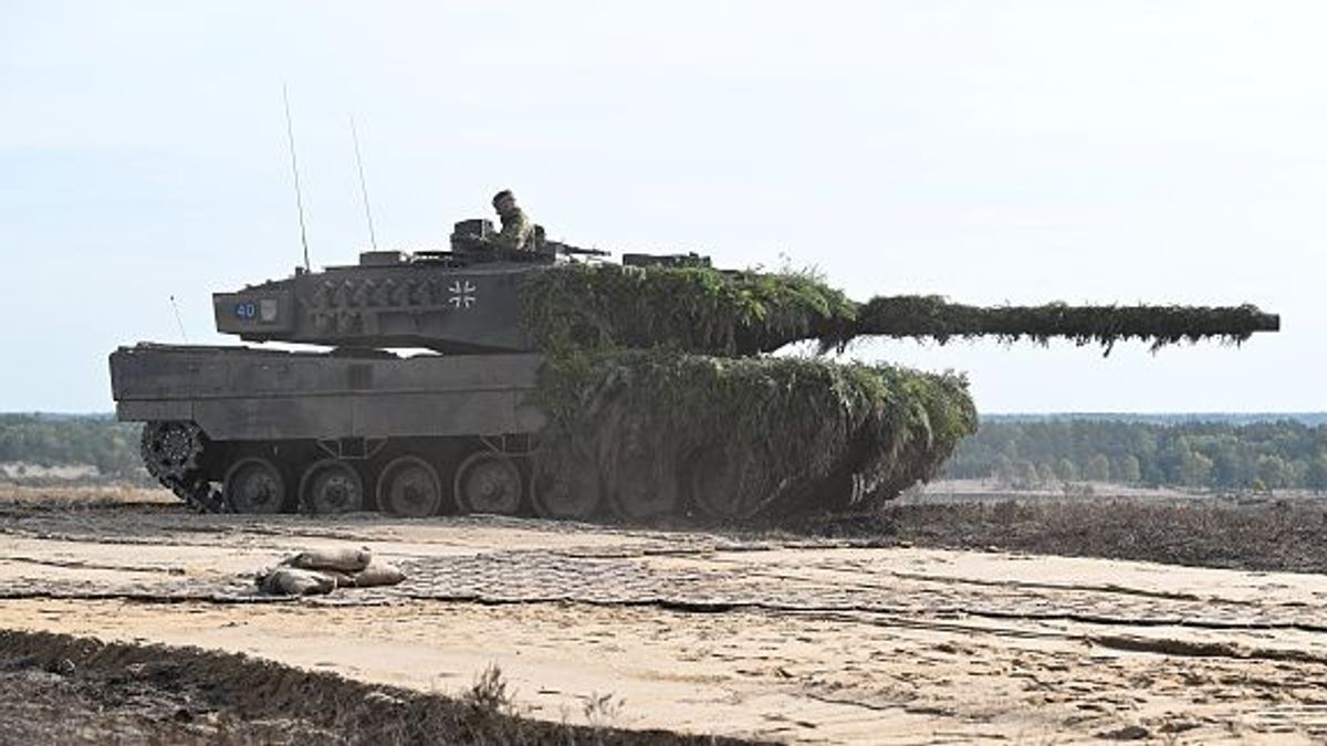 HODENHAGEN, GERMANY - OCTOBER 17: A Leopard 2 main battle tank of the Bundeswehr is seen during a visit by German Chancellor Olaf Scholz to the Bundeswehr army training center in Ostenholz on October 17, 2022 near Hodenhagen, Germany. Scholz has vowed to modernize Germany's armed forces with a special EUR 100 billion budget following Russia's military invasion of Ukraine. (Photo by David Hecker/Getty Images)