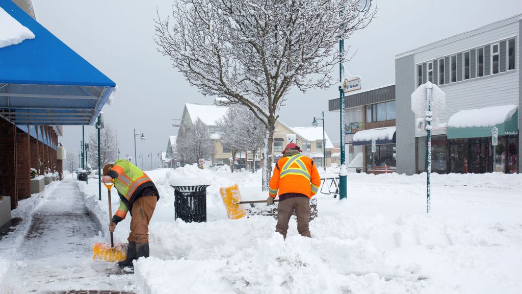 Imagen de archivo de dos trabajadores en la nieve, que pueden estar expuesto a estrés térmico