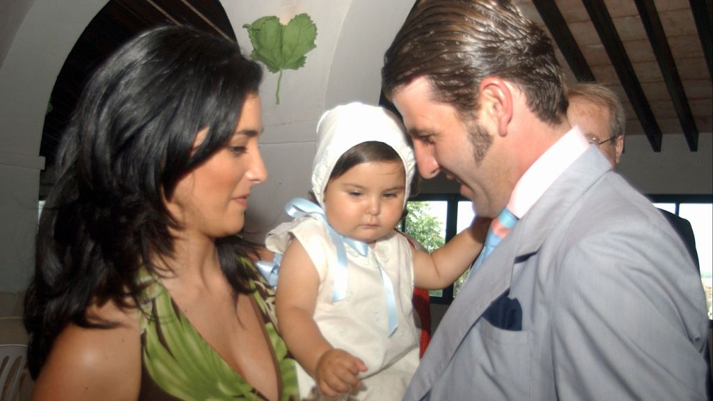 Juan José Padilla y Lidia Encinas junto a su hija poco después de nacer