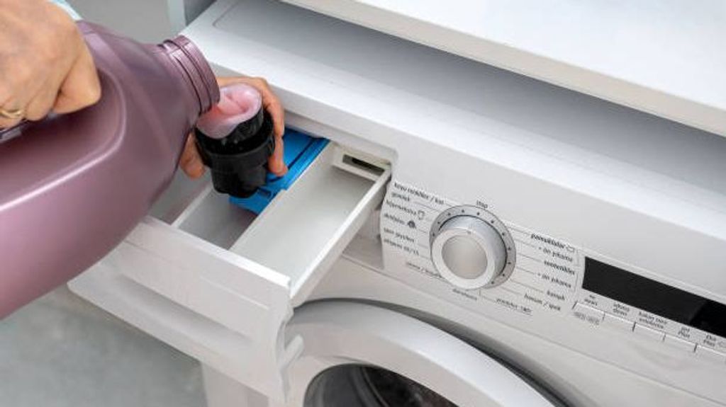 La lavadora cuenta con varios compartimentos específicos para introducir los productos de limpieza correspondientes