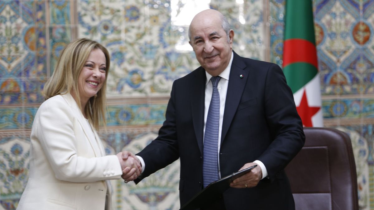 La primera ministra italiana Giorgia Meloni en su visita a Argelia con el presidente Abdelmadjid Tebboune.