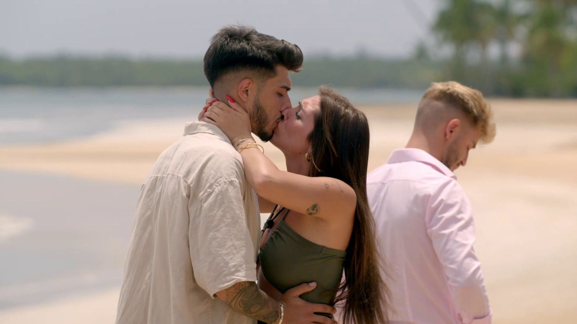 Marina besa a Álex y se salta las normas.