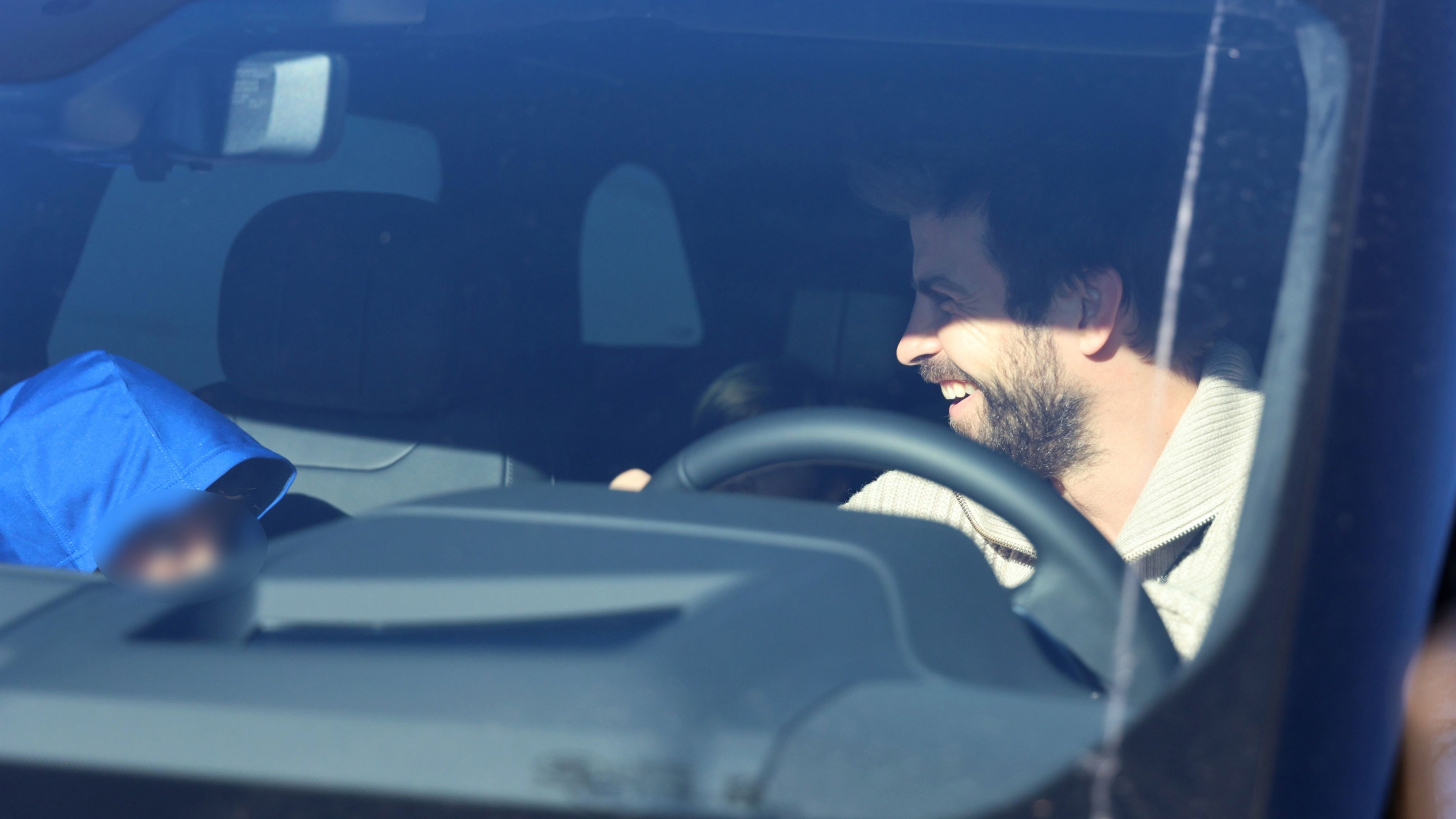 Piqué y sus hijos llegan a casa de los suegros de Shakira