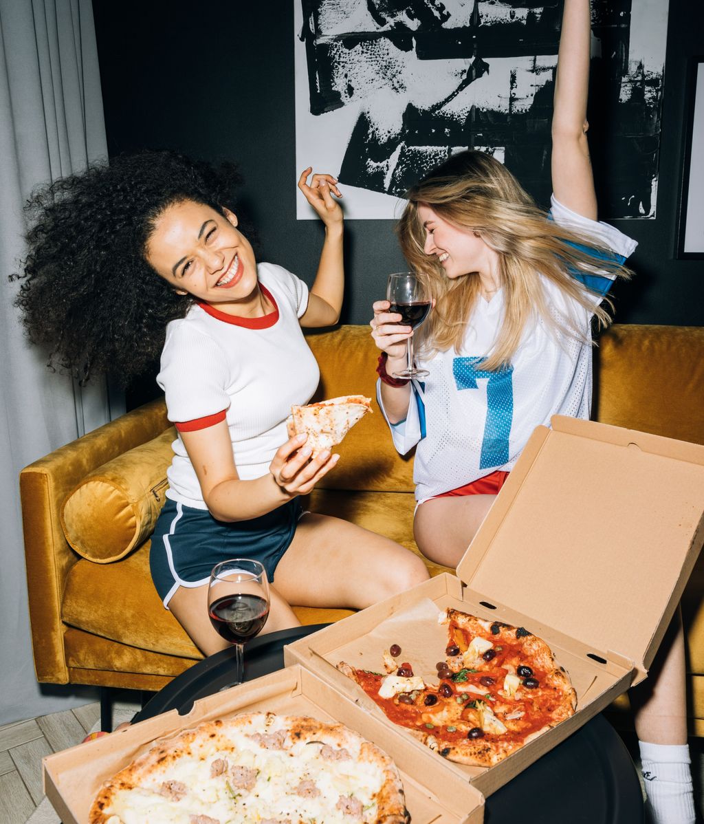 Queda a cenar con tus amigas. FUENTE: Pexels