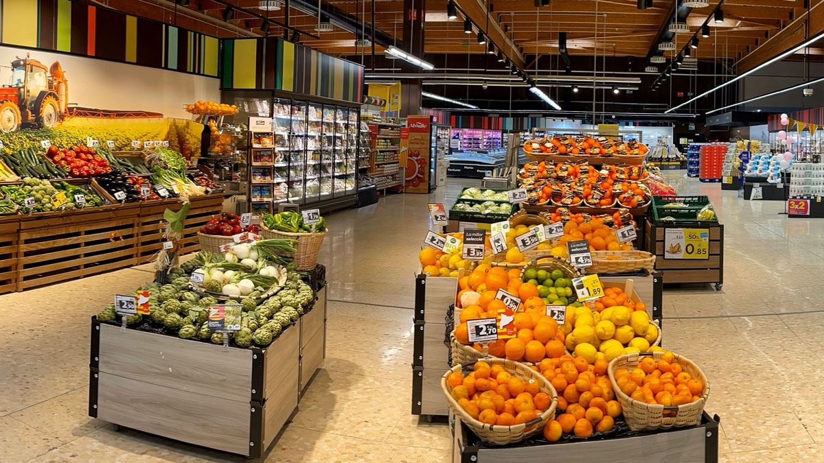 Sección de frutas y hortalizas en un supermercado