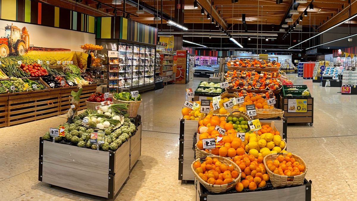 Sección de frutas y hortalizas en un supermercado Sección de frutas y hortalizas en un supermercado
