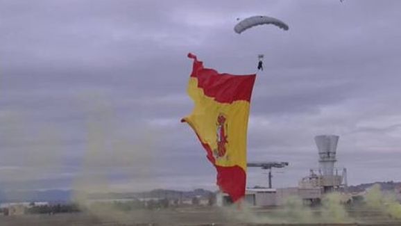 Con 65 kilos y 1.350 metros cuadrados es la bandera más grande desplegada en vuelo en España y la tercera del mundo