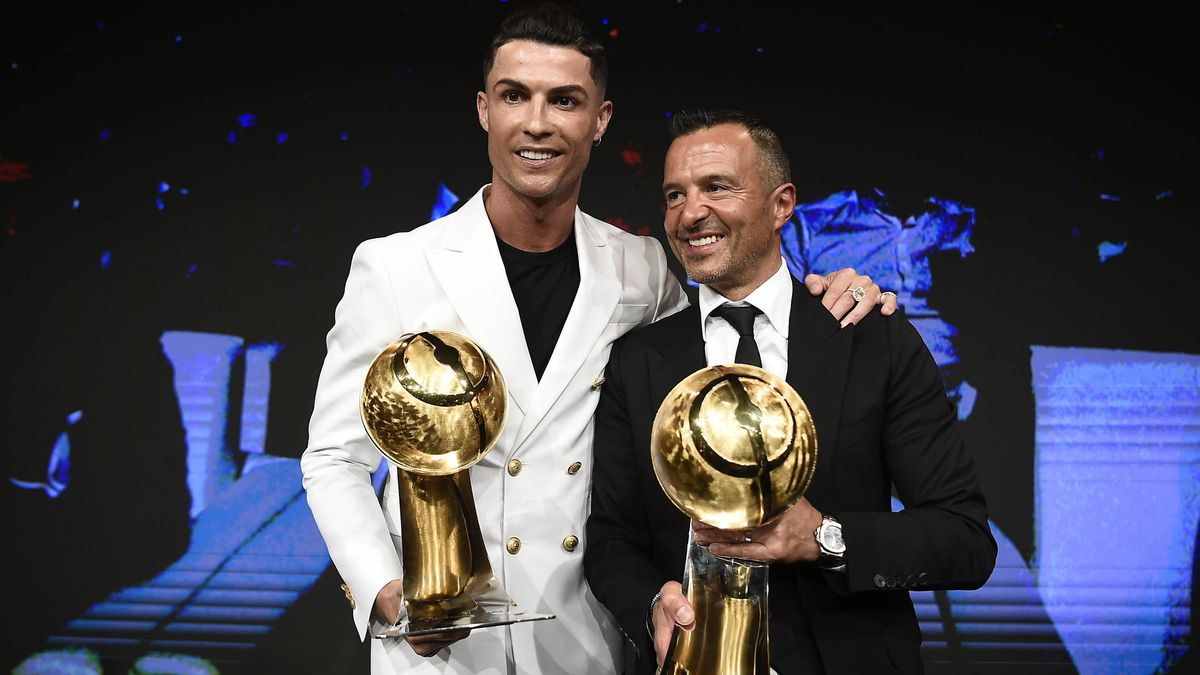 Cristiano amenazó a Jorge Mendes con despedirle: "Me consigues Chelsea o Bayern, o rompemos" Cristiano amenazó a Jorge Mendes con despedirle: "Me consigues Chelsea o Bayern, o rompemos"
