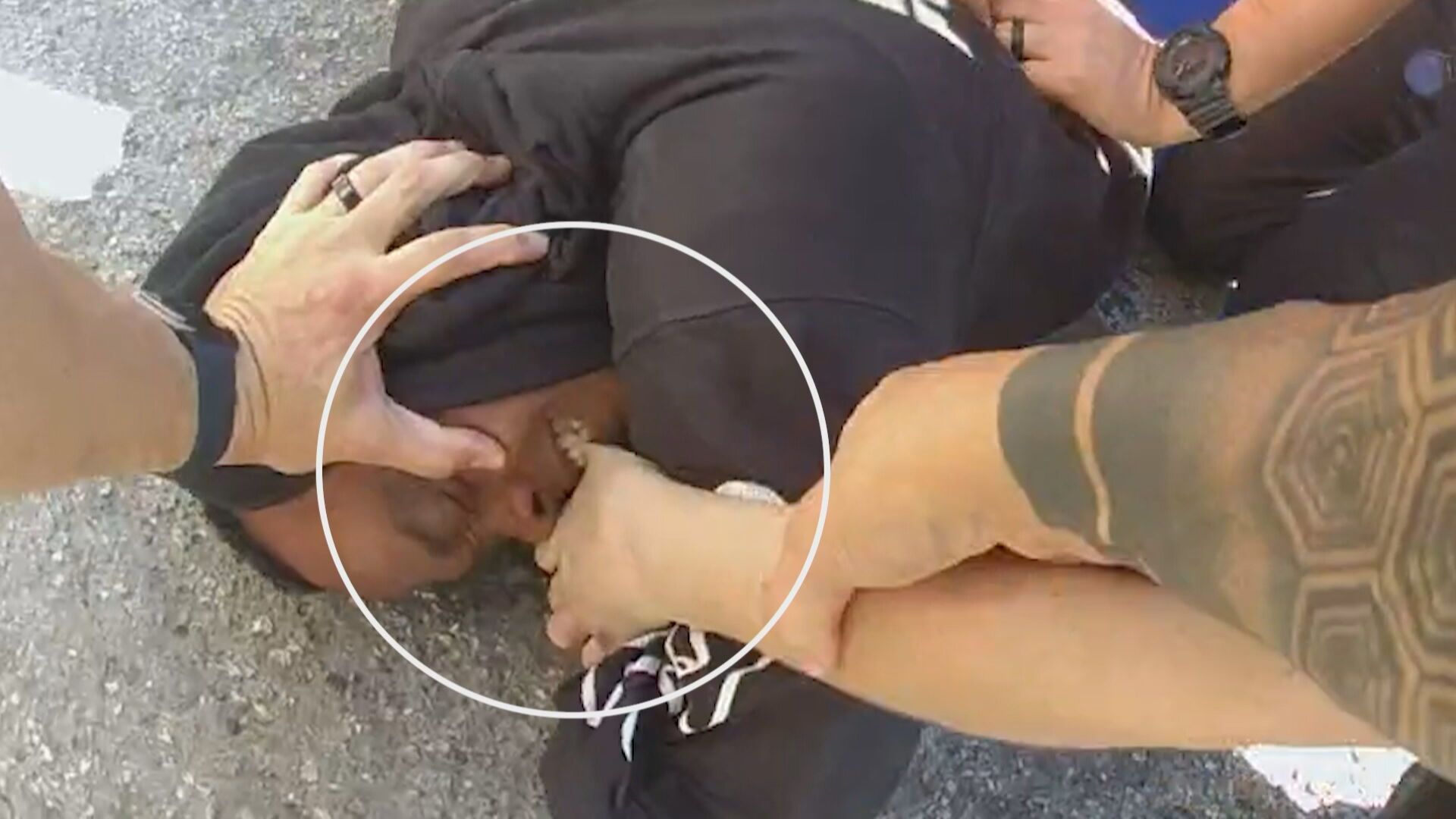 Destroza la mano de una policía cuando iban a detenerle por agredir a una embarazada: “¡La está mordiendo!”